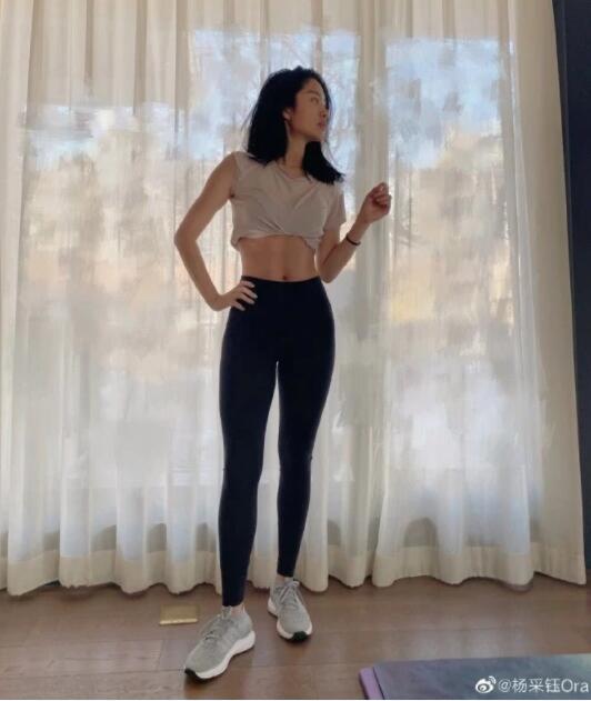 杨采钰秀马甲线是怎么回事?杨采钰结婚了吗?老公是谁?