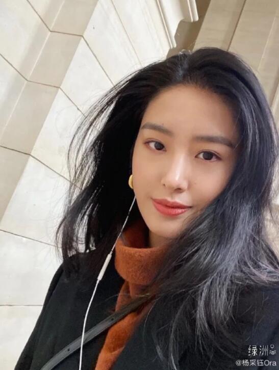 杨采钰秀马甲线是怎么回事?杨采钰结婚了吗?老公是谁?