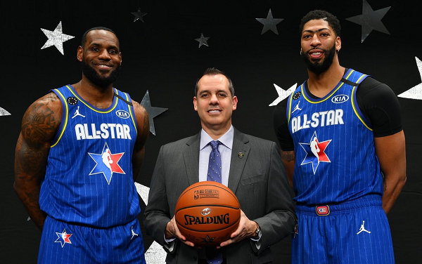 魔术师致敬科比,队员默哀8秒,全场高呼科比