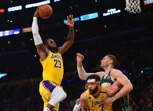 詹姆斯37分达成三项里程碑