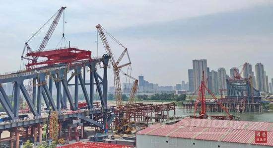 △ 5月4日,正在建设中的湖北武汉江汉七桥施工现场,建设者们复工复产。中新社发 李长林 摄